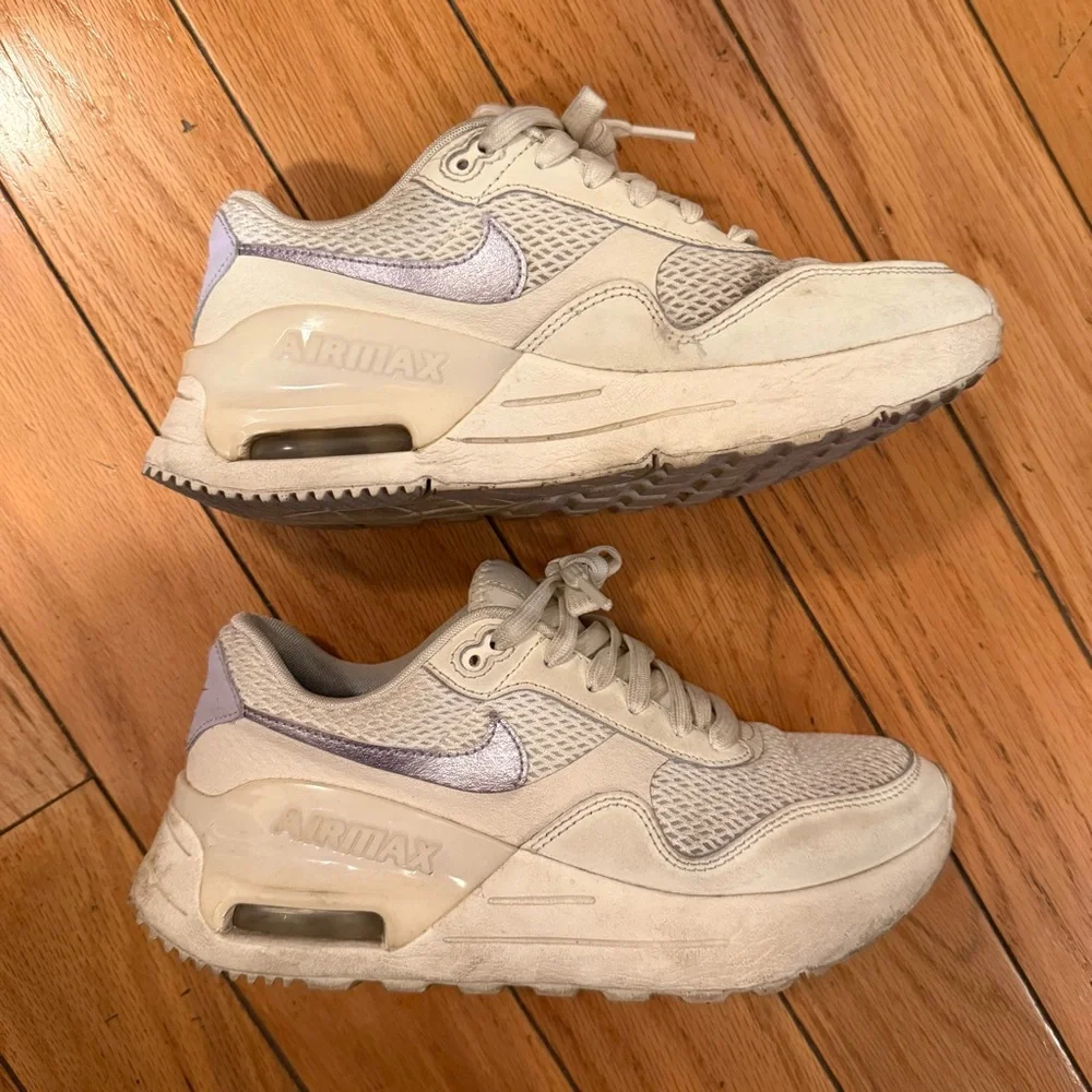 Nike Women's Air Max SYSTM sz 6 White/Metallic purple
